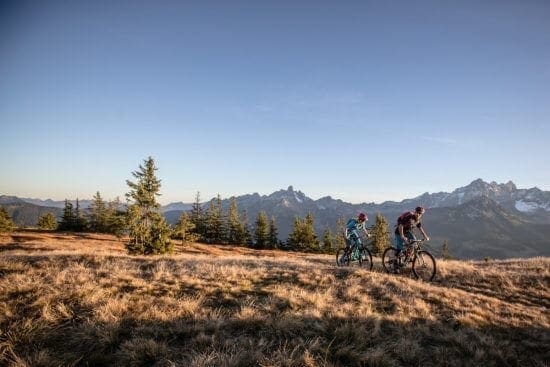 Mountainbker am Rossbrand Plateau mit 360° Alpenpanorama