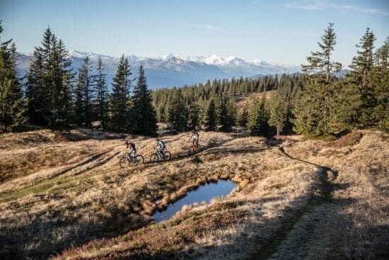 MTB Etappe Rossbrand - ein Höhepunkt auf der Stoneman Taurista Rundstrecke Biker am Rossbrand-Plateau auf 1.768 m mit überwältigendem 360° Panorama