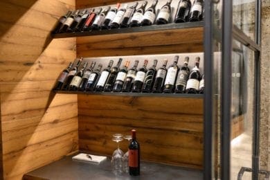 Die Weinvitrine im Restaurant Stegerbräu zeigt eine umfangreiche Auswahl an erlesenen Weinen