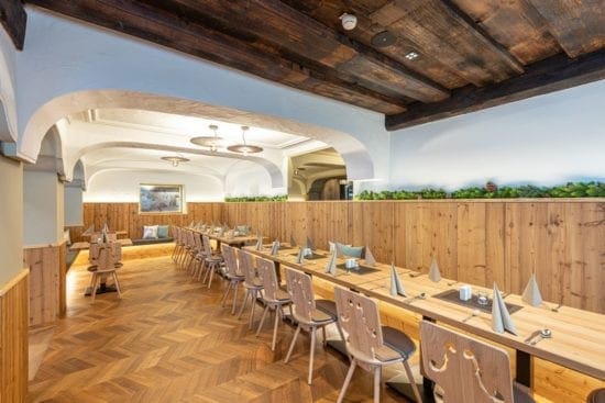 In der Wirtshaus-Stube lassen sich die Tische zu einer großen Tafel zusammenstellen - ideal für private Feiern