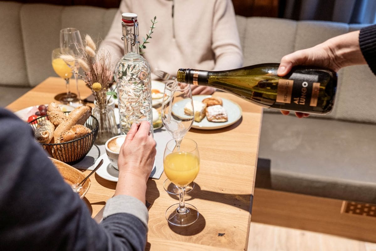 Ein Glas Frizzante wird Gästen beim à-la-carte Frühstück im Julie's eingeschenkt