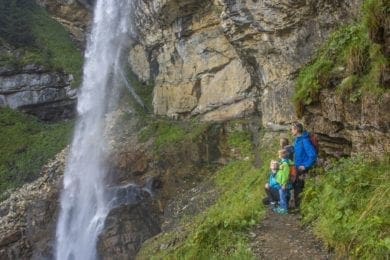 Familie bei der Wanderung zum Johanneswasserfall bei den Gnadenalmen in Untertauern
