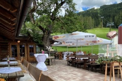 Genießen Sie Ihr Fest in der Arlhofhütte bei Schönwetter auf der großen Terrasse