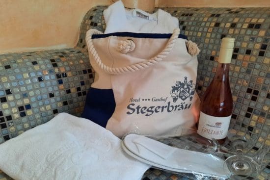 Für die private Wellness-Zeit im Stegerbräu - Badetasche auch mit Frizzante erhältlich