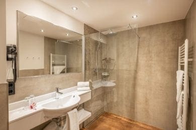 Beispiel für ein neues Badezimmer eines Vierbettzimmers im Haupthaus