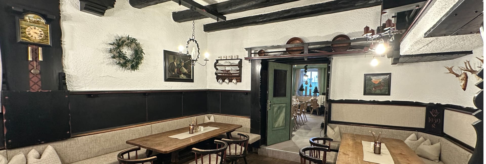 Unser Bräu-Stüberl sowie die angrenzende Dirndlstube sind Teil der gemütlichen Restaurant-Lokalitäten