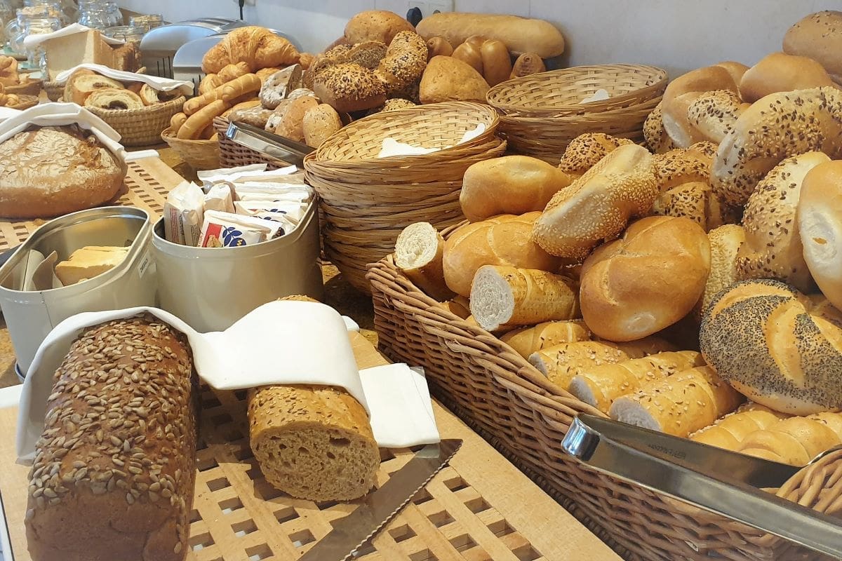 Brot und Gebäck am Frühstücks-Buffet
