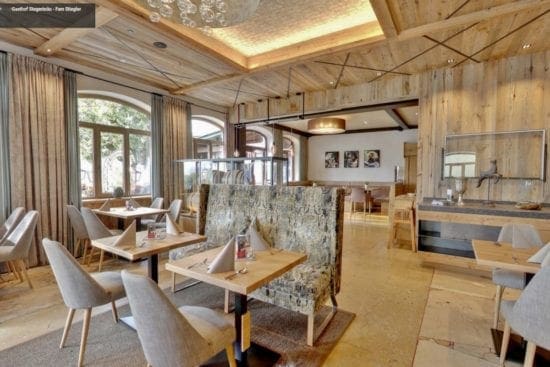 Der Bräusaal bietet einen Café- und Barbereich, ein Restaurant mit Panoramafenstern und gemütliche Stuben