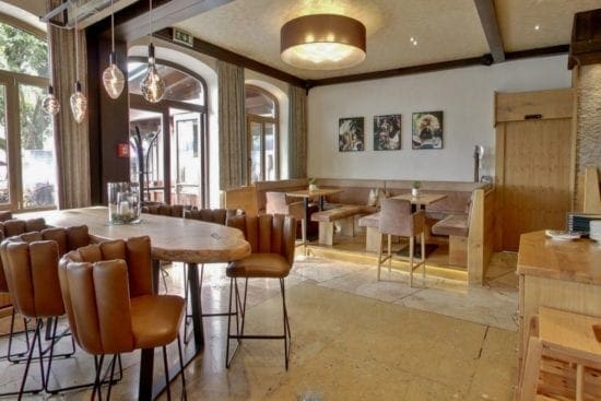 Radstadt Lokale - Essen & Trinken im Stegerbräu Der Hockertisch ist ein beliebtes Platzerl im Stegerbräu