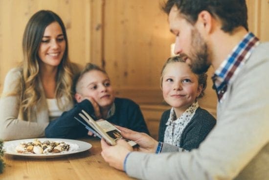 Advent- und Weihnachtszeit ist auch besinnliches Zusammensein mit der Familie, Weihnachtsbäckerei genießen, Geschichten vorlesen