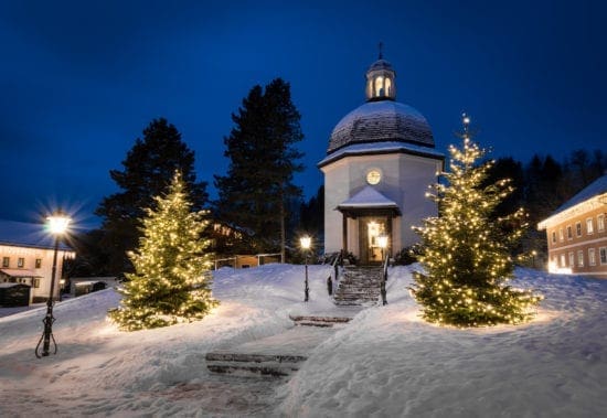 In Oberndorf steht heute die Stille-Nacht-Kapelle anstelle der St. Nikola Kirche, wo am 24.12. 1818 erstmals das Weihnachtslied Stille Nacht, Heilige Nacht erklang.