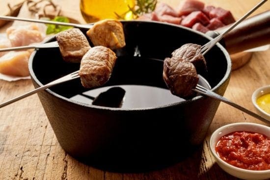 Auf Voranmeldung einen kulinarischen Abend mit Fondue Chinoise im Bräustüberl genießen