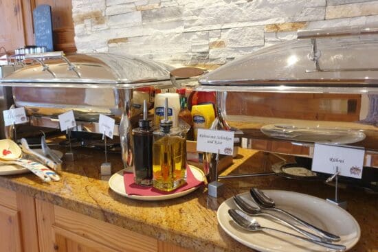 Warme Gerichte am Frühstücksbuffet im Stegerbräu: Rühreier, Rührei mit Schinken und Käse, Gulaschsuppe, Bohnen, Frankfurter