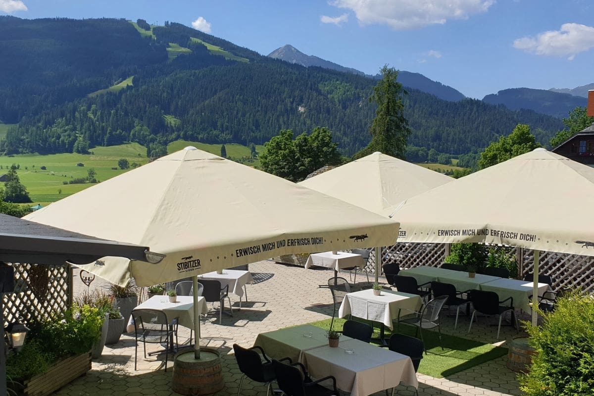 Frühstücks-Terrasse mit Blick auf die Radstädter Bergwelt