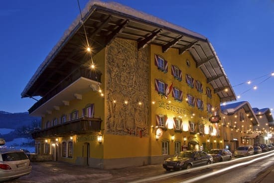 Die Hausfassade vom Hotel Stegerbräu an einem Winterabend