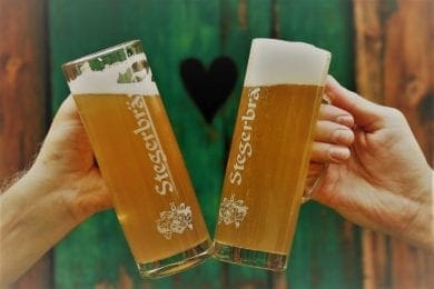 Das Stegerbräu Bier gibt es frisch gezapft oder in der Flasche