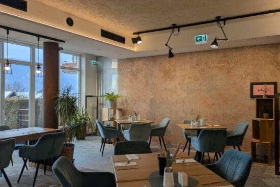 Frühstücksbereich im Julies mit Blick auf die Terrasse Frühstücksbereich im Julies mit Blick auf die Terrasse