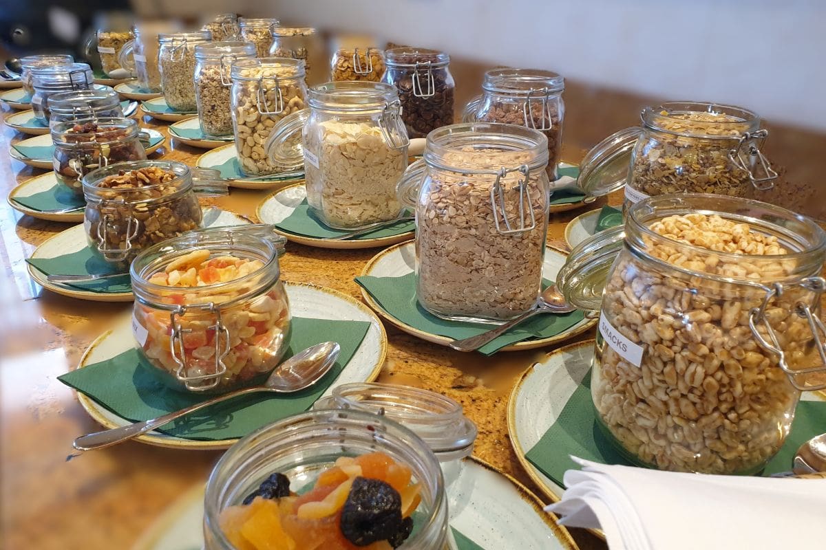 muesli-zutaten, nuesse, flocken, trockenfruechte (c) Reichhaltige Auswahl an Getreideflocken, Nüsse, Rosinen, Trockenfrüchte - für Ihr Müsli und Frühstücks-Genuss im Stegerbräu