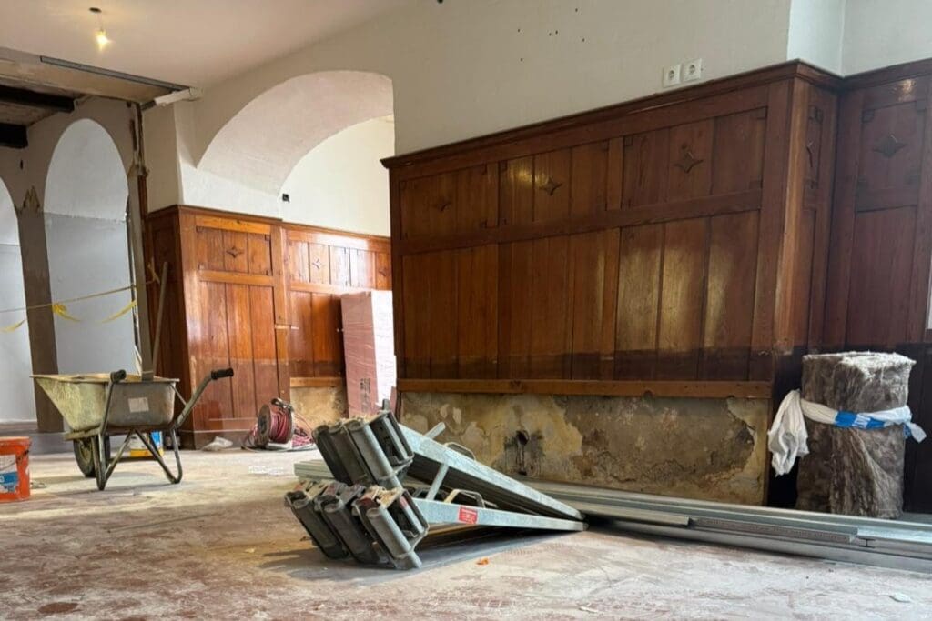 Frühstücks-Genuss mit neuen Räumlichkeiten im Stegerbräu Umbauarbeiten im alten Stüberl für den neuen Frühstücksbereich der zu "Julie's Frühstücks-Restaurant" wird