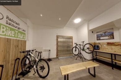 Für die Fahrräder gibt es im Hotel Stegerbräu genug Platz im absperrbaren Radraum, inklusive einer praktischen Werkbank