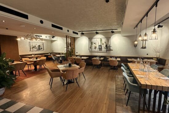 Frühstücks-Raum - Stegerbräu - Radstadt Einer der Frühstücks-Räume im Stegerbräu - modernes Design sorgt für Wohlfühlatmosphäre