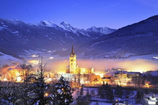 Wnterabend in RAdstadt mit den Radstädter Tauern im Hintergrund