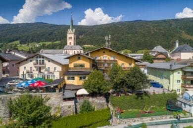 Das Restaurant Stegerbräu bietet auf der Rückseite einen tollen Gastgarten und unterhalb befindet sich ein Spielplatz