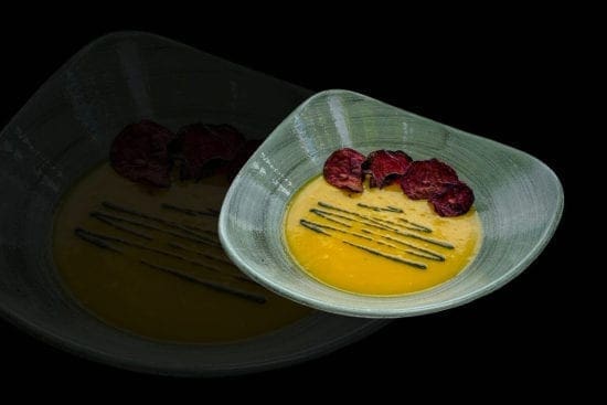 Kürbis-Ingwer-Cremesuppe mit rote Beete-Chips | Restaurant Stegerbräu