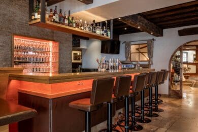 Hotel- und Restaurantbar - Stegerbräu - Radstadt Barbereich im Hotel -und Restaurant Stegerbräu mit Barstühlen und Sitzbank
