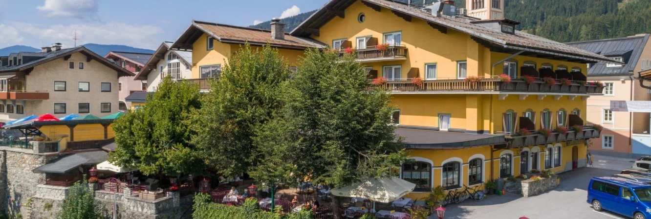Hotel Stegerbräu mit seinem Restaurant und großem Gastgarten mit 3 Linden auf der Rückseite des Hauses