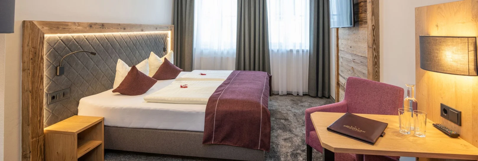 Eines der neu renovierten Zimmer im Hotel Stegerbräu in Radstadt mit neuer Möblierung, alpin-elegant.