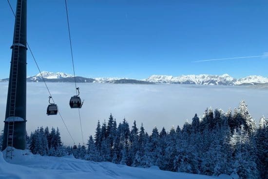 Über den Nebelwolken auf der Bergstation Skischaukel Altenmarkt-Radstadt
