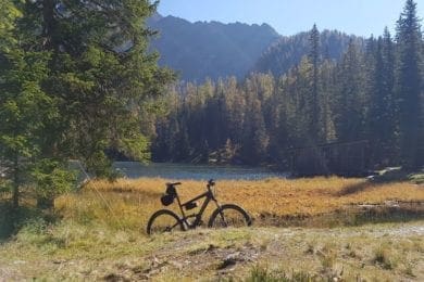 Mountainbike am idyllisch gelegenen Tauerkaralmsee - nahe der Gnadenalmen