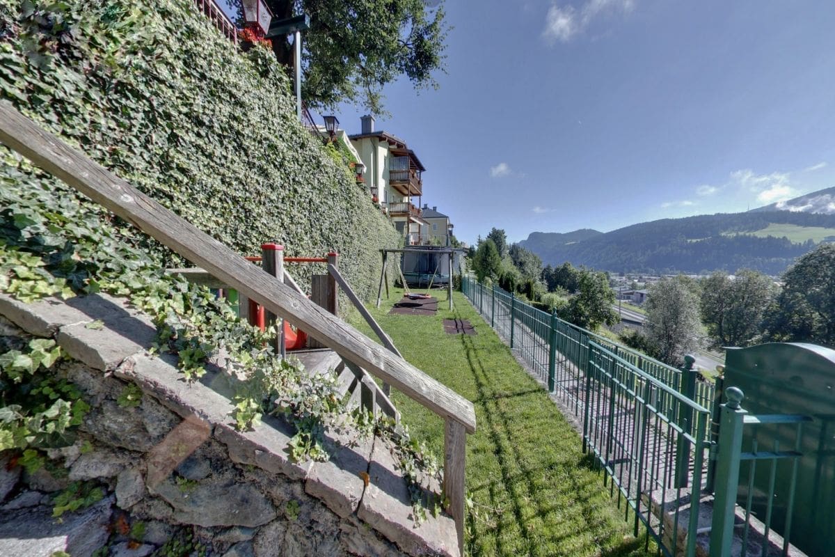 Unterhalb der Gartenterrasse gibt es einen kleinen Kinderspielplatz mit Trampolin