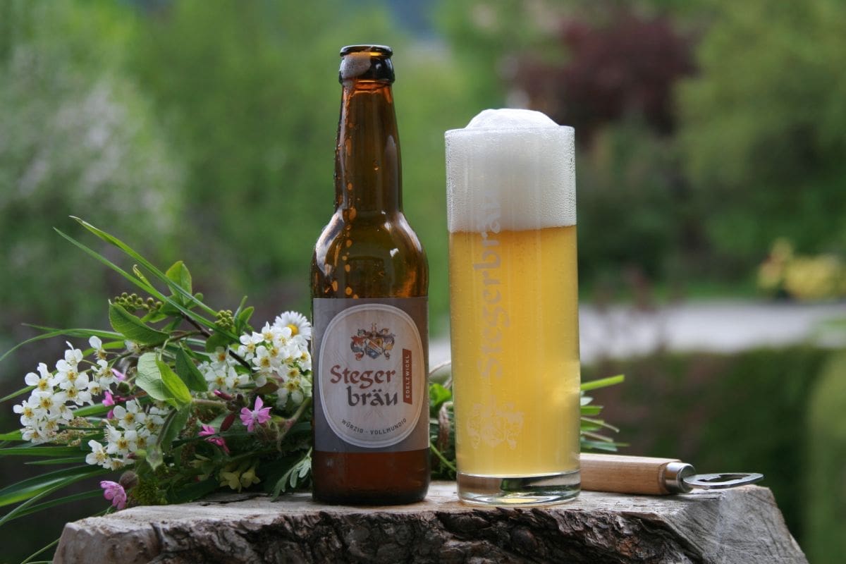 Das Stegerbräu-Bier gibt es auch in der Flasche. Ein naturtrübes Edelzwickl