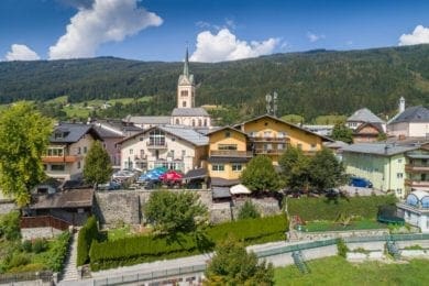 Sommeransicht Rückseite Hotel Stegerbräu mit Gartenterrasse, an die Stadtmauer grenzend