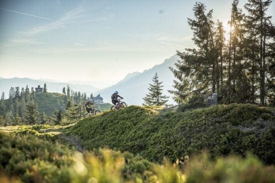 Vom Hochgründeck auf 1800m führt der Stoneman Trail über den Aigenberg nach Eben. Im Hintergrund das Heinrich Kiener Haus