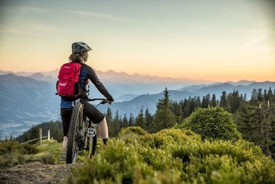 Stoneman Taurista Bikerin genießt das herrliche Bergpanorama am Hochgründeck