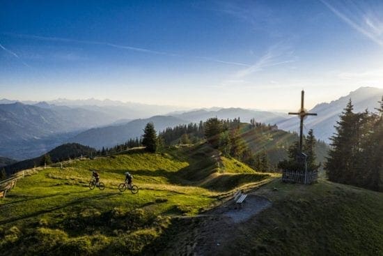 Stoneman Mountainbiker am Gipfel des Hochgründecks in Wagrain mit herrlichem Panoramarundblick
