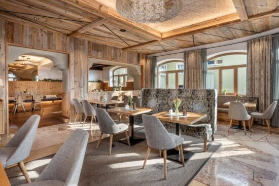 Gemütlicher Bräusaal im Restaurant Stegerbräu Teilbereich des Bräusaals im Restaurant Stegerbräu in Radstadt mit gemütlichen Sitzgruppen, viel Holz und hellen Fensterplätzen.