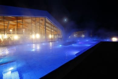 Winterstimmung bei Abendbeleuchzung in der Therme Amade