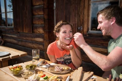 Pärchen auf der Alm - bei der Hüttenjause