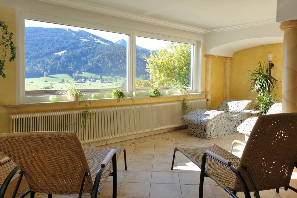 Die Panorama-Fenster im Wellness-Bereich bieten einen herrlichen Blick auf die Bergwelt