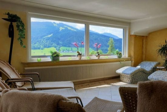 Im Stegerbräu Wellnessbereich entspannen und dabei den Blick auf die Bergwelt genießen