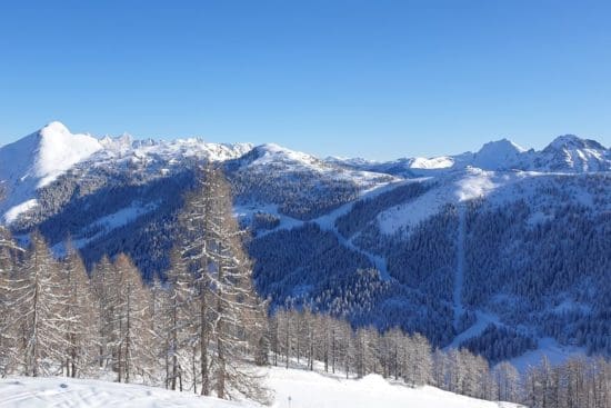 Blick von Zauchensees Skibergen auf die Steinfeldspitze und das Dachsteingebirge