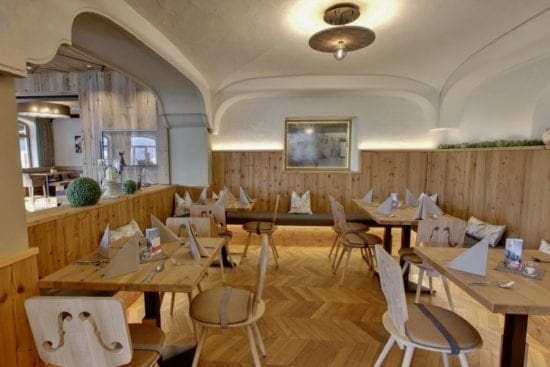 Das Bild zeigt einen Teil der Wirtshausstube - ein abgegrenzter Bereich des Bäusaals