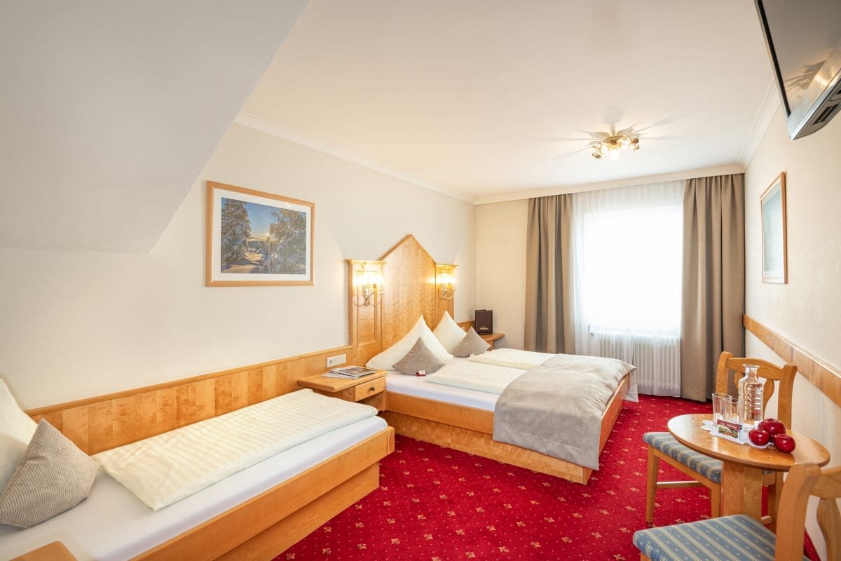 Zimmer mit Doppelbett und extra 3.Bett, eingerichtet in heller Buche, Teppichboden, neuem Badezimmer